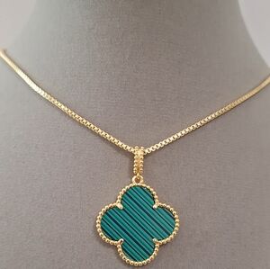 Green four leafs flower necklace